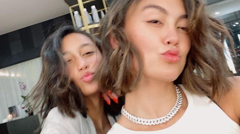 Chloe Xaviera dikenal sebagai artis cilik. Tak hanya di dunia nyanyi, Chloe juga pernah menjajal dunia akting. Kini, ia beranjak dewasa dan semakin cantik.