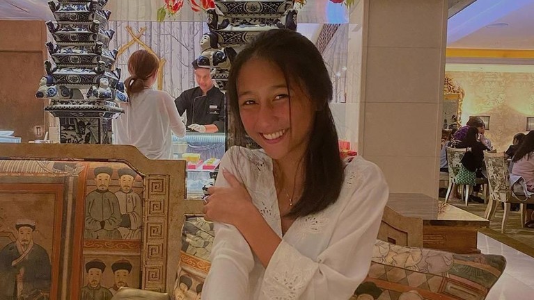 Chloe Xaviera dikenal sebagai artis cilik. Tak hanya di dunia nyanyi, Chloe juga pernah menjajal dunia akting. Kini, ia beranjak dewasa dan semakin cantik.