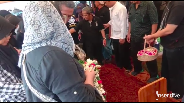 Ade Irawan meninggal dunia pada Jumat (17/1) akibat penyakit jantung dan paru-paru. Ade Irawan dimakamkan di TPU Tanah Kusir pukul 10.00 WIB.