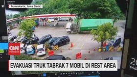 VIDEO: Truk Kontainer Terguling Tabrak 7 Mobil di Rest Area
