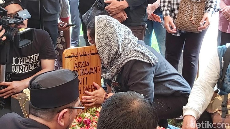 Ade Irawan dimakamkan satu liang lahat dengan suaminya, Bambang Irawan. Semasa hidup, ia berpesan kepada anak-anaknya untuk menguburkannya bersama sang suami.