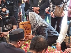 Tangis Dewi Irawan Pecah Saat Cium Nisan Ade Irawan