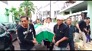 Suasana Pemakaman Ade Irawan di TPU Tanah Kusir Ade Irawan meninggal dunia pada Jumat (17/1) akibat penyakit jantung dan paru-paru. Ade Irawan dimakamkan di TPU Tanah Kusir pukul 10.00 WIB.