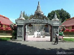 Meski Pernah Terbakar, Klenteng Tri Dharma Sumbernaga Tetap Bersolek