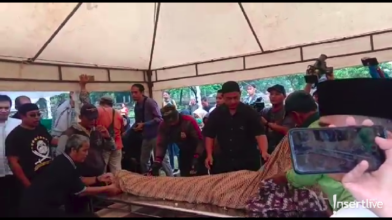 Suasana Pemakaman Ade Irawan di TPU Tanah Kusir Ade Irawan meninggal dunia pada Jumat (17/1) akibat penyakit jantung dan paru-paru. Ade Irawan dimakamkan di TPU Tanah Kusir pukul 10.00 WIB.
