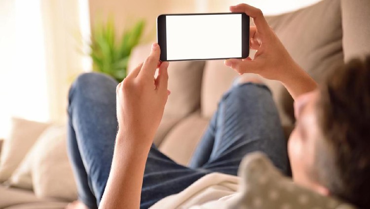 Kemajuan teknologi membuat remaja 18 tahun ini tak sengaja mengakhiri nyawanya sendiri secara tragis. Ia tak memedulikan keselamatan demi membuat video TikTok.
