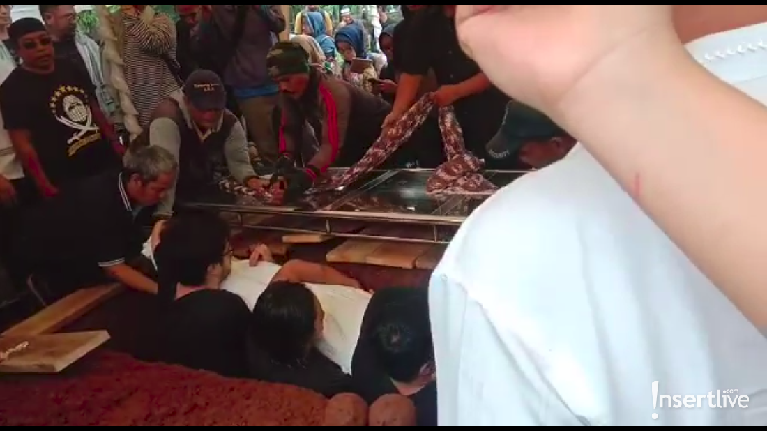 Suasana Pemakaman Ade Irawan di TPU Tanah Kusir Ade Irawan meninggal dunia pada Jumat (17/1) akibat penyakit jantung dan paru-paru. Ade Irawan dimakamkan di TPU Tanah Kusir pukul 10.00 WIB.