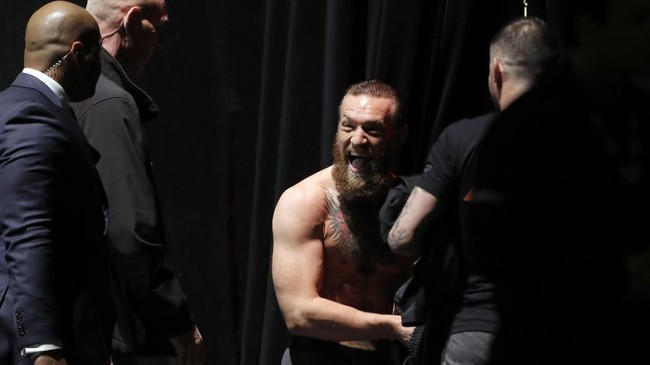 Mantan juara UFC, Connor McGregor, diketahui berlatih tinju di Italia jelang rencana pertarungan melawan Manny Pacquiao.