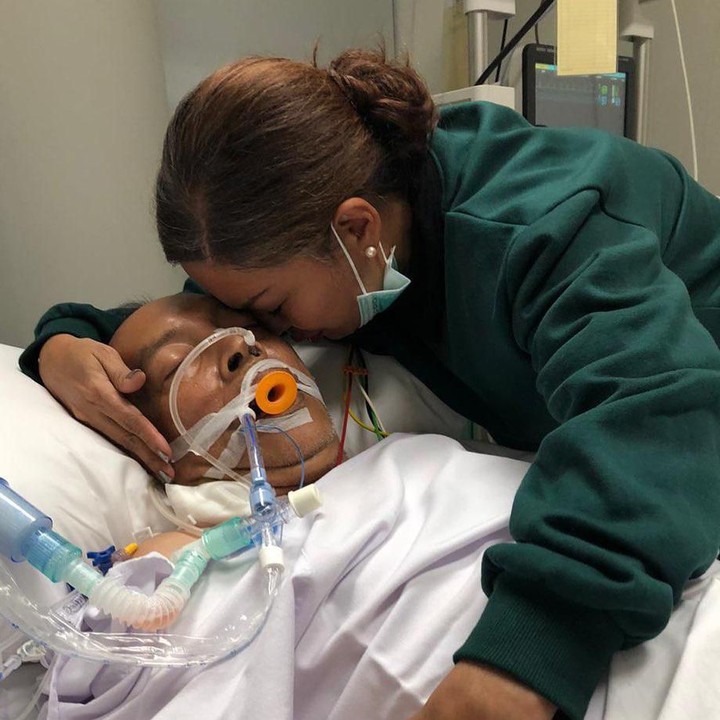 <p>Sebagai istri, Soraya Haque selalu setia mendampingi, walau harus bermalam di rumah sakit. (Foto: Instagram @sorayahaque)</p>