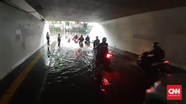 Perlu dipahami bersama, parkir sembarangan di jalanan, saat hujan ataupun tidak, adalah pelanggaran lalu lintas.