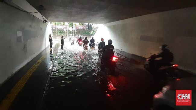 Sembarang Parkir Motor Saat Berteduh dari Hujan Bisa Ditilang Perlu dipahami bersama, parkir sembarangan di jalanan, saat hujan ataupun tidak, adalah pelanggaran lalu lintas.