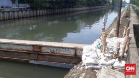 Tanggul Kali Sekretaris Bocor, Ditambal Pakai Karung Pasir