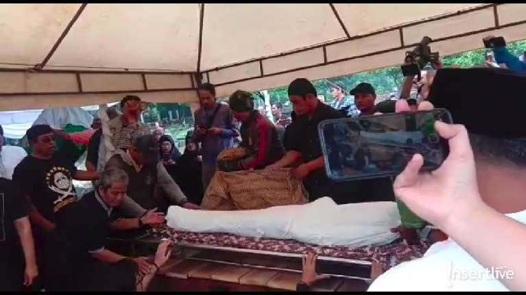 Suasana Pemakaman Ade Irawan di TPU Tanah Kusir Ade Irawan meninggal dunia pada Jumat (17/1) akibat penyakit jantung dan paru-paru. Ade Irawan dimakamkan di TPU Tanah Kusir pukul 10.00 WIB.