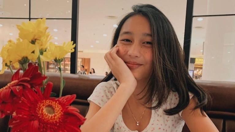 Chloe Xaviera dikenal sebagai artis cilik. Tak hanya di dunia nyanyi, Chloe juga pernah menjajal dunia akting. Kini, ia beranjak dewasa dan semakin cantik.