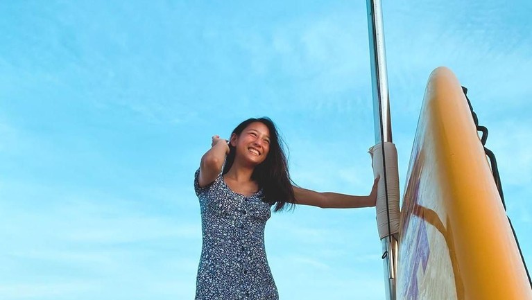 Chloe Xaviera dikenal sebagai artis cilik. Tak hanya di dunia nyanyi, Chloe juga pernah menjajal dunia akting. Kini, ia beranjak dewasa dan semakin cantik.