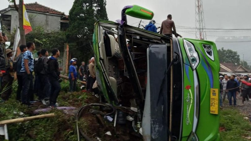 Kecelakaan terjadi pada bus pariwisata PO Purnama Sari di jalan umum jurusan Bandung-Subang, tepatnya di Kampung Nagrok, Desa Palasari, Ciater