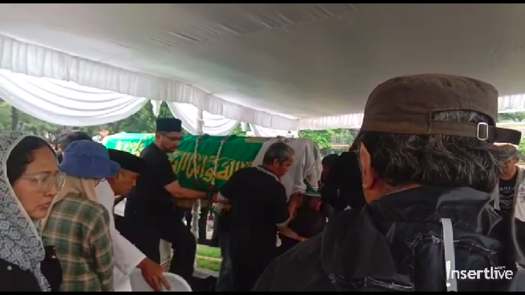 Suasana Pemakaman Ade Irawan di TPU Tanah Kusir Ade Irawan meninggal dunia pada Jumat (17/1) akibat penyakit jantung dan paru-paru. Ade Irawan dimakamkan di TPU Tanah Kusir pukul 10.00 WIB.