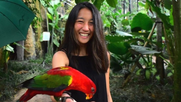 Chloe Xaviera dikenal sebagai artis cilik. Tak hanya di dunia nyanyi, Chloe juga pernah menjajal dunia akting. Kini, ia beranjak dewasa dan semakin cantik.