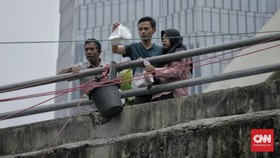 FOTO: Warung Eretan di Tengah Kota Metropolitan