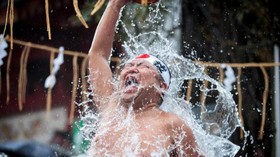 FOTO: Murnikan Diri di Tahun Baru, Warga Jepang Mandi Air Es