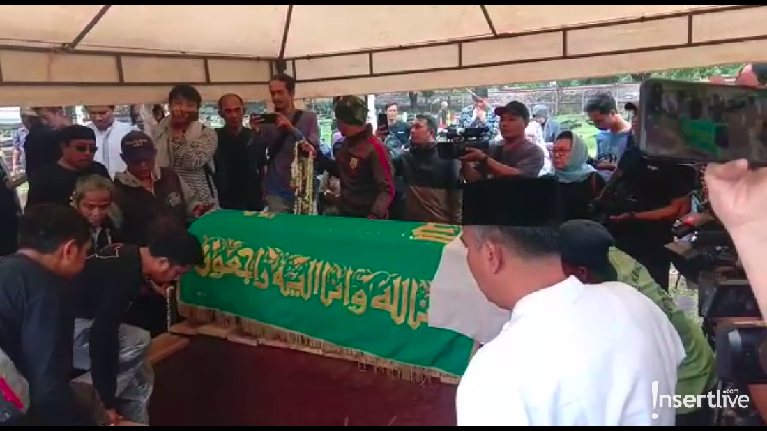 Suasana Pemakaman Ade Irawan di TPU Tanah Kusir Ade Irawan meninggal dunia pada Jumat (17/1) akibat penyakit jantung dan paru-paru. Ade Irawan dimakamkan di TPU Tanah Kusir pukul 10.00 WIB.