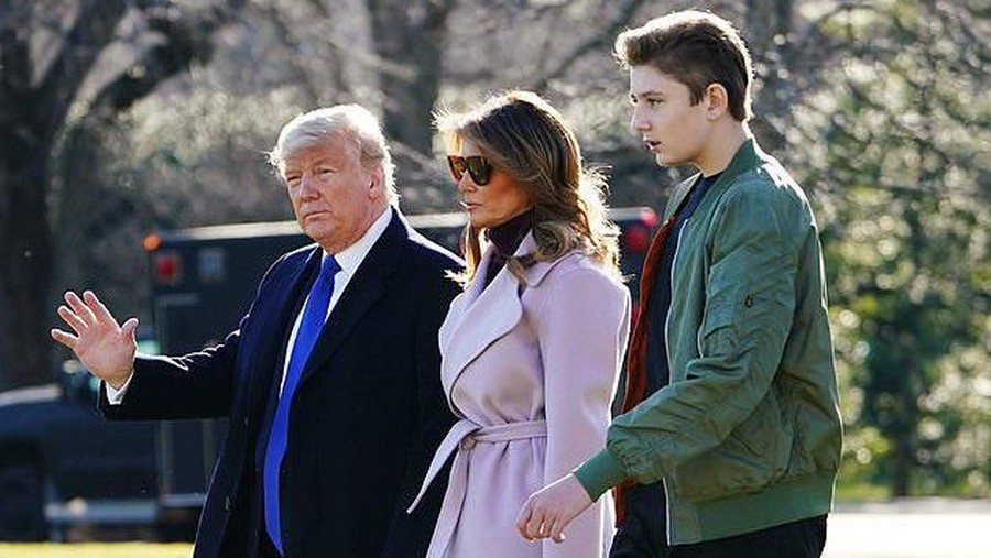 Putra bungsu Donald Trump, Barron Trump, berhasil mengalahkan tinggi sang ayah.