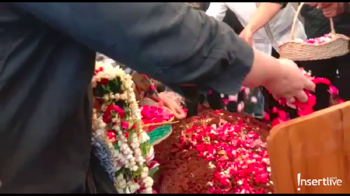 Ade Irawan meninggal dunia pada Jumat &lpar;17&sol;1&rpar; akibat penyakit jantung dan paru-paru&period; Ade Irawan dimakamkan di TPU Tanah Kusir pukul 10&period;00 WIB&period;