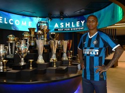 Ashley Young Resmi Berseragam Inter Milan
