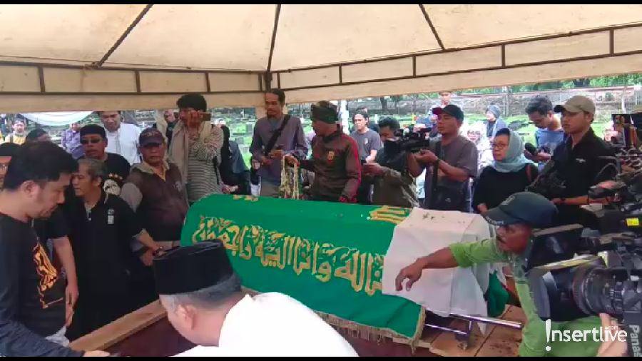 Jenazah Ade Irawan tiba di TPU Tanah Kusir untuk dimakamkan satu liang lahat dengan almarhum suaminya. Bambang Irawan.