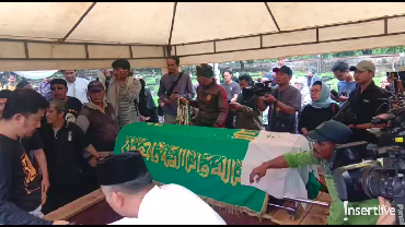 img-title Dimakamkan Hari Ini, Jenazah Ade Irawan Tiba di TPU Tanah Kusir