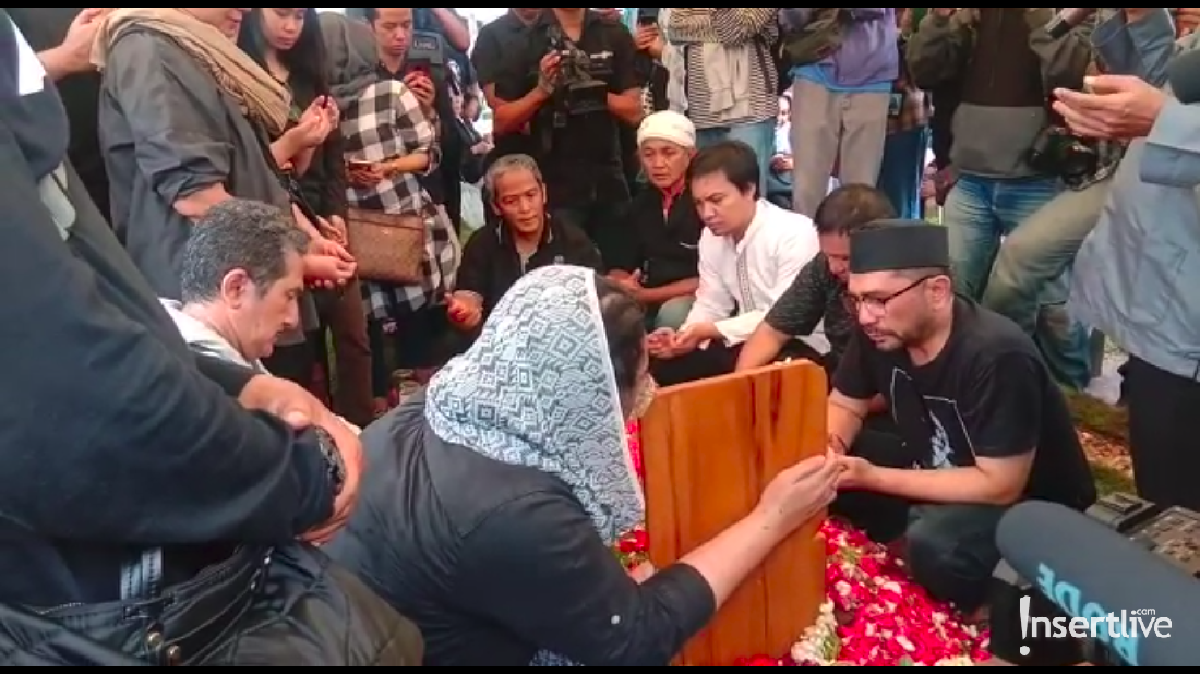 Ade Irawan meninggal dunia pada Jumat &lpar;17&sol;1&rpar; akibat penyakit jantung dan paru-paru&period; Ade Irawan dimakamkan di TPU Tanah Kusir pukul 10&period;00 WIB&period;