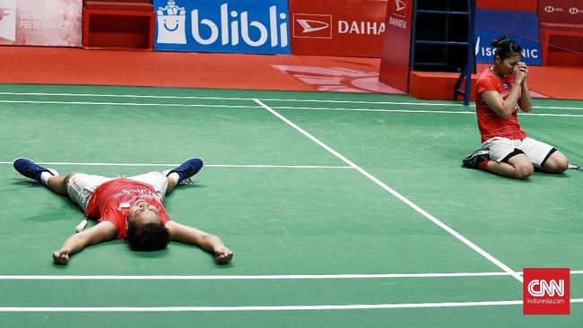 Apriyani Rahayu tak kuasa menahan air mata saat berbicara di hadapan media usai menjadi juara bersama Greysia Polii di Indonesia Masters 2020, Minggu (19/1).