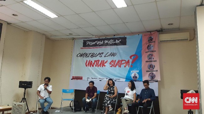 Aktivis perempuan mengkritisi draf Omnibus Law Cipta Lapangan Kerja tak memberi perhatian khusus terhadap hak kelas pekerja perempuan seperti cuti melahirkan.