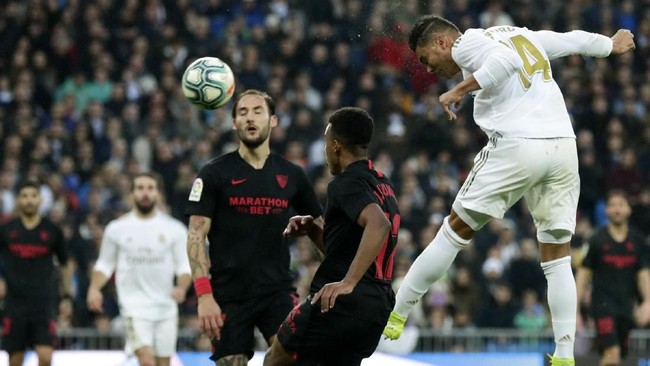 Setelah sukses mengalahkan Sevilla, Real Madrid mengambil alih puncak klasemen sementara Liga Spanyol dari Barcelona.