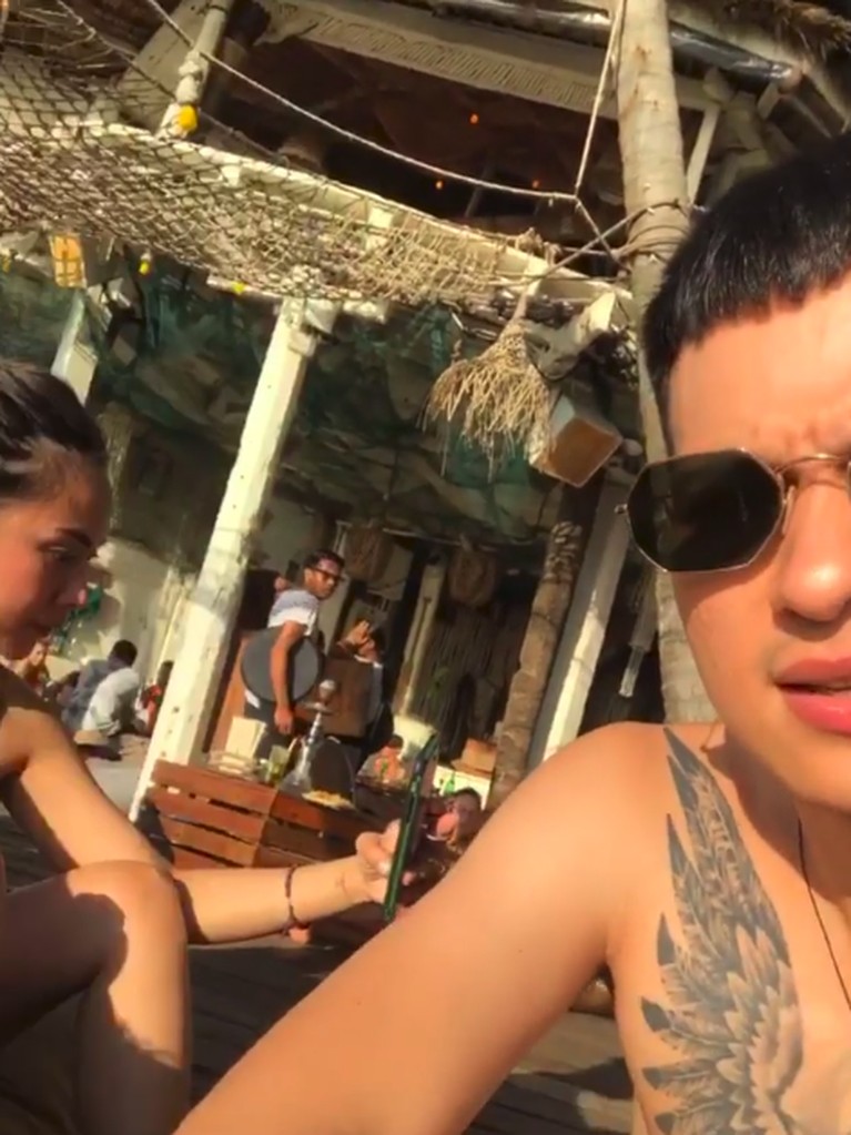 7 Momen Bulan Madu Romantis Marcell Darwin dan Sang Istri Marcell Darwin baru saja menikah dengan seorang wanita bernama Nabila Faisal. Berikut ini 7 momen romantis ketika mereka bulan madu di Bali.