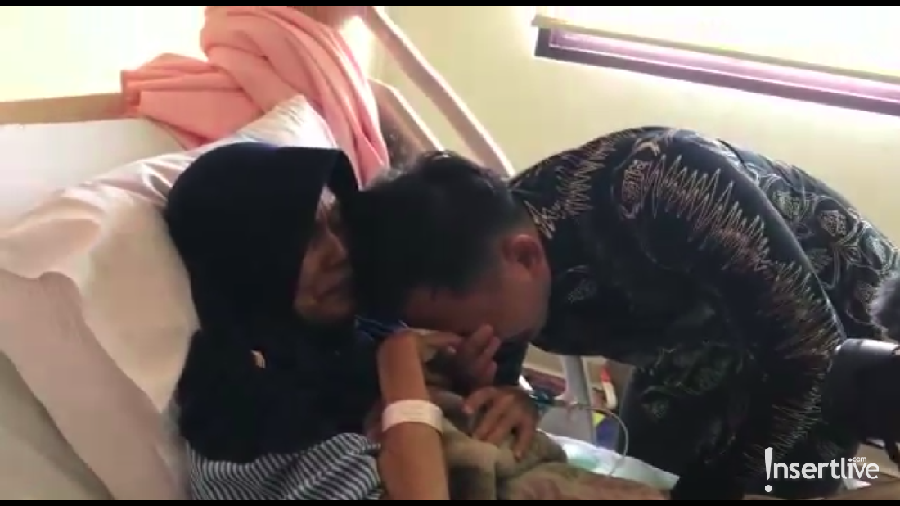 Kiki Farrel nangis saat pamit untuk umroh dengan sang ibunda.
