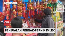 VIDEO: Pedagang Pernak-pernik Imlek Raup Keuntungan Berlipat