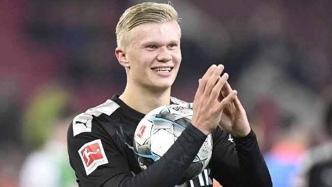 Erling Haaland melakoni debut fenomenal bersama Borussia Dortmund dengan mencetak hattrick dalam tempo 20 menit ke gawang Augsburg.