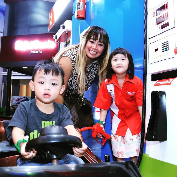<p>Setelah itu, Pinkan menikah kembali untuk yang kedua dengan Steve Wantania yang ditemuinya di Amerika Serikat. Dari pernikahan tersebut, Pinkan melahirkan Queen Chara Wantaia dan King Luke Wantania. (Foto: Instagram @pinkan_mambo)</p>