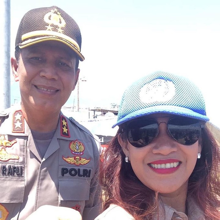 <p>Di luar kontroversinya yang mengaku sebagai ratu Keraton Agung Sejagat, Fanni sering terlibat dalam kegiatan bantuan sosial. Salah satunya saat berfoto dengan aparat kepolisian, ketika turun memberikan bantuan ke korban bencana alam Palu, Sigi, dan Donggala. (Foto: Instagram @fanniaminadia)</p>