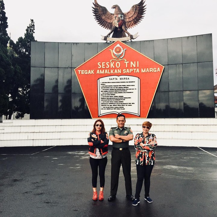 <p>Dalam beberapa kesempatan Fanni terlihat sebagai wanita yang berpenampilan modis dan modern. Sepatu sport berwarna merah dengan bomber jaket, membuatnya tak terlihat seperti wanita keraton. (Foto: Instagram @fanniaminadia)</p>