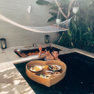 7 Momen Bulan Madu Romantis Marcell Darwin dan Sang Istri