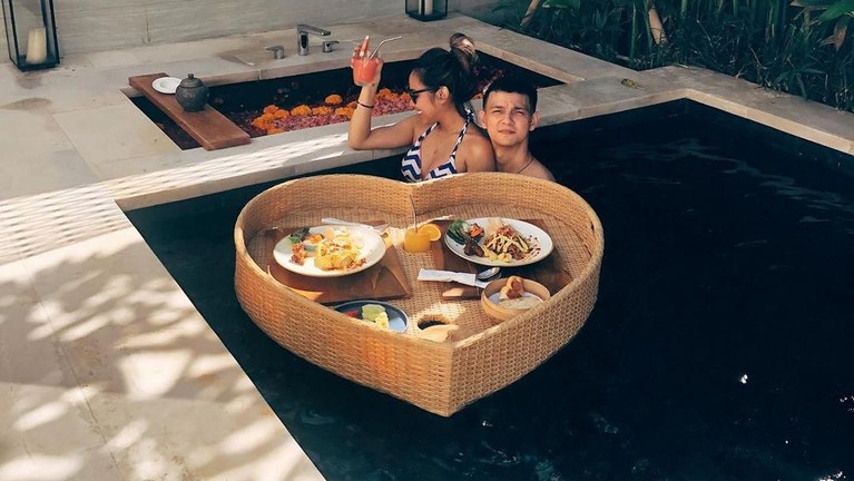 7 Momen Bulan Madu Romantis Marcell Darwin dan Sang Istri Marcell Darwin baru saja menikah dengan seorang wanita bernama Nabila Faisal. Berikut ini 7 momen romantis ketika mereka bulan madu di Bali.
