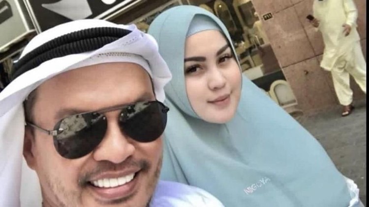 Jennifer Dun membagikan potret liburannya dengan suami, ia juga berpesan agar istri harus menjadi wanita baik agar dicintai suami. Postingannya bikin salfok.