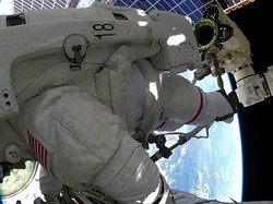 NASA Batalkan Spacewalk Gegara Baju Astronaut Bocor