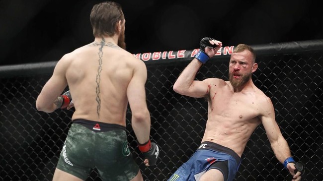 Conor McGregor melakukan inovasi saat mengalahkan Donald 'Cowboy' Cerrone pada pertarungan UFC 246 dengan menggunakan bahu.