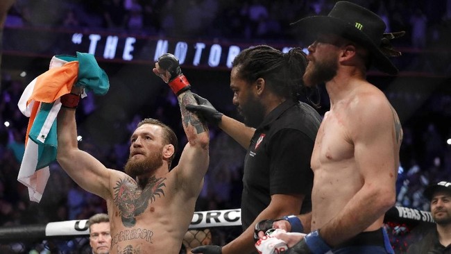 McGregor menjadi orang pertama dalam sejarah UFC yang mampu meraih kemenangan knockout di kelas bulu, ringan, dan welter. (Steve Marcus/Getty Images/AFP)