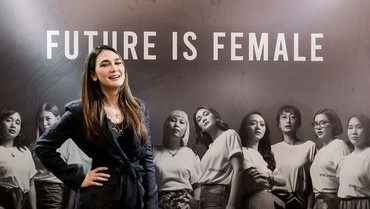 img-title Luna Maya Beri Penjelasan Terkait Tuduhan Memakai Kalung Salib