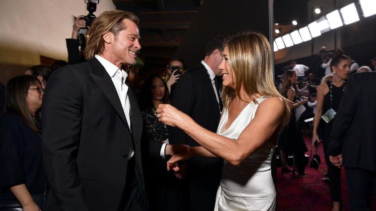 Tiga artis Hollywood berikut ini pernah menjadi pasangan yang sangat serasi lho Bun. Namun siapa sangka, kisah cinta mereka penuh dengan lika-liku.