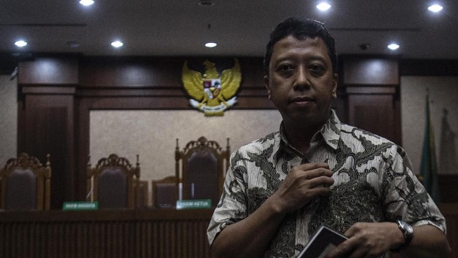 Terdakwa kasus suap jual beli jabatan di lingkungan Kementerian Agama Romahurmuziy menjalani sidang vonis di Pengadilan Tipikor Jakarta Pusat, Jakarta, Senin (20/1/2020). Mantan Ketua Umum PPP itu divonis pidana penjara selama dua tahun dan denda Rp100 juta subsider tiga bulan kurungan.
ANTARA FOTO/Sigid Kurniawan/nz.
